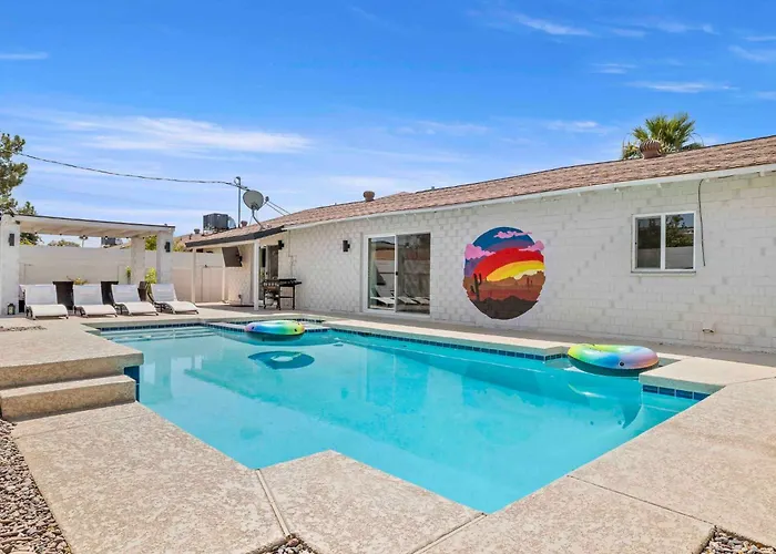 Serene Oasis Escape W/pool+spa Heart Of Holiday home